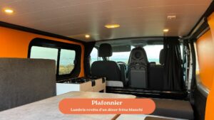 Fiat Talento II 2021 aménagé avec un plafonnier en lambris frêne blanchi et éclairage LED pour un intérieur chaleureux.
