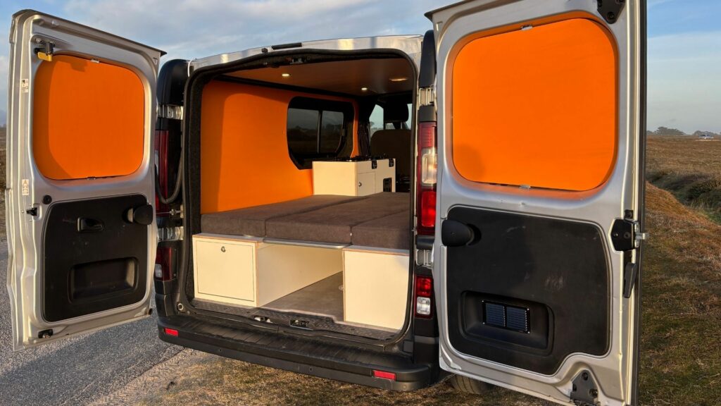 Fiat Talento II 2021 aménagé avec lit modulable et rangements optimisés, idéal pour la vanlife et les voyages autonomes.