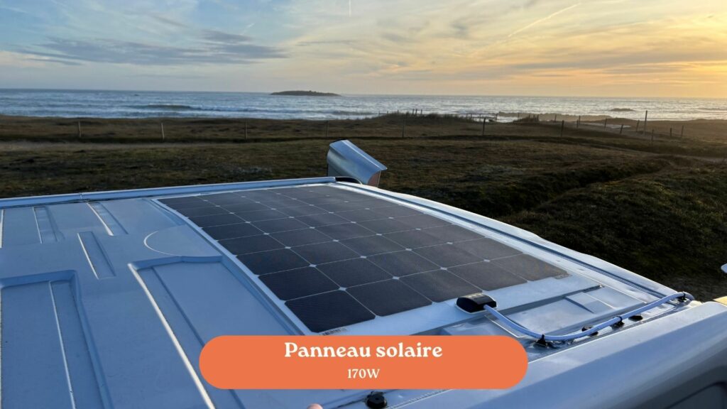 Fiat Talento II 2021 équipé d’un panneau solaire 170W sur le toit, offrant une autonomie énergétique en vanlife.