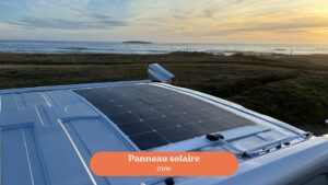 Fiat Talento II 2021 équipé d’un panneau solaire 170W sur le toit, offrant une autonomie énergétique en vanlife.