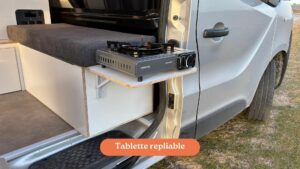 Fiat Talento II 2021 aménagé avec une tablette pliante intégrée, idéale pour cuisiner en extérieur avec un réchaud à gaz.
