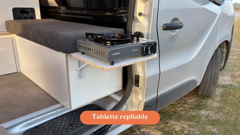 Fiat Talento II 2021 aménagé avec une tablette pliante intégrée, idéale pour cuisiner en extérieur avec un réchaud à gaz.