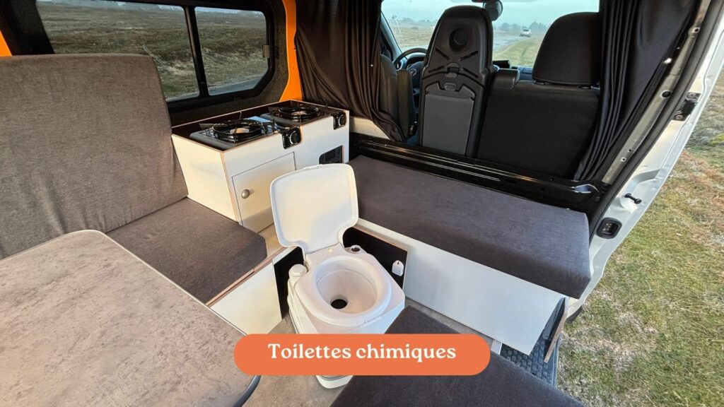 Fiat Talento II 2021 aménagé avec toilettes chimiques intégrées, offrant confort et autonomie en vanlife.