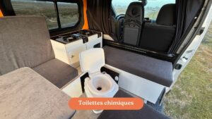 Fiat Talento II 2021 aménagé avec toilettes chimiques intégrées, offrant confort et autonomie en vanlife.