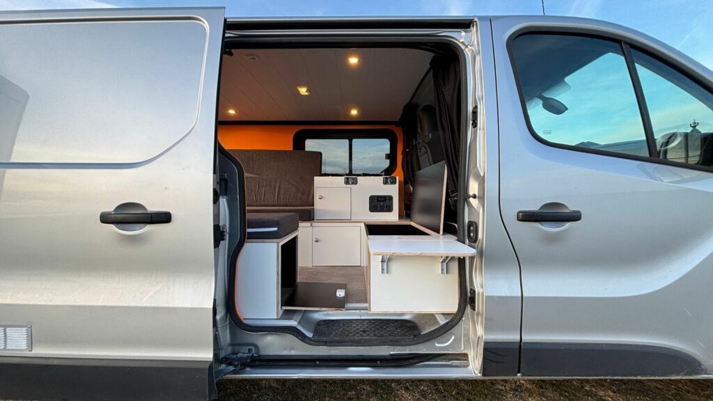 Fiat Talento II 2021 aménagé avec banquettes modulables, rangements intégrés et table escamotable pour optimiser l’espace.