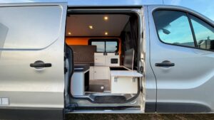 Fiat Talento II 2021 aménagé avec banquettes modulables, rangements intégrés et table escamotable pour optimiser l’espace.