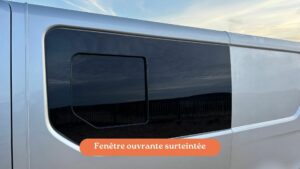 Fiat Talento II 2021 avec fenêtre ouvrante surteintée, assurant discrétion et ventilation optimale pour les voyages en van aménagé.