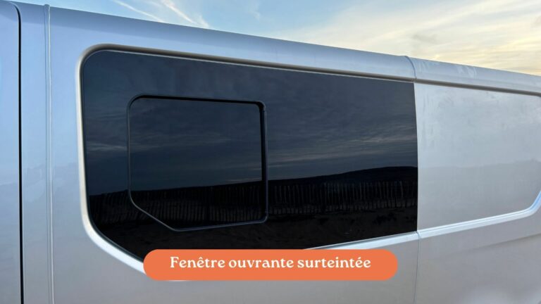 Fiat Talento II 2021 avec fenêtre ouvrante surteintée, assurant discrétion et ventilation optimale pour les voyages en van aménagé.