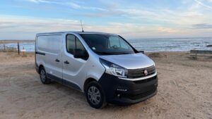 Fiat Talento II 2021 aménagé, stationné sur une plage, idéal pour les voyages et le camping en van.
