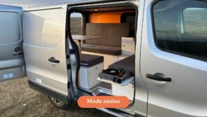 Aménagement intérieur d’un Fiat Talento II 2021 avec banquette convertible, table repliable.