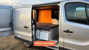 Fiat Talento II 2021 aménagé en mode couchage avec lit convertible, optimisé pour les voyages et le camping en van.