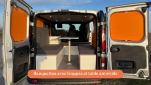 Aménagement d’un Fiat Talento II 2021 avec banquettes à trappes de rangement et table amovible pour un espace modulable.