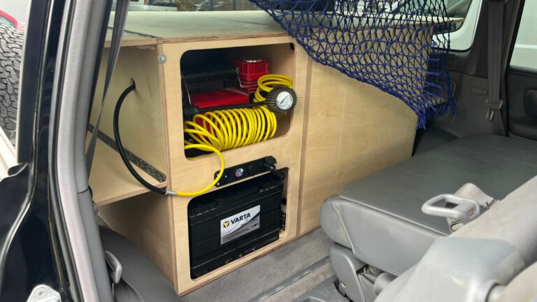 Installation d’une batterie auxiliaire reliée à la batterie moteur dans un Toyota Land Cruiser SW pour plus d’autonomie en tout-terrain.