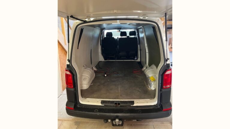 Volkswagen T6 vide avant aménagement, offrant un espace arrière prêt pour l’installation de meubles et de rangements sur mesure.