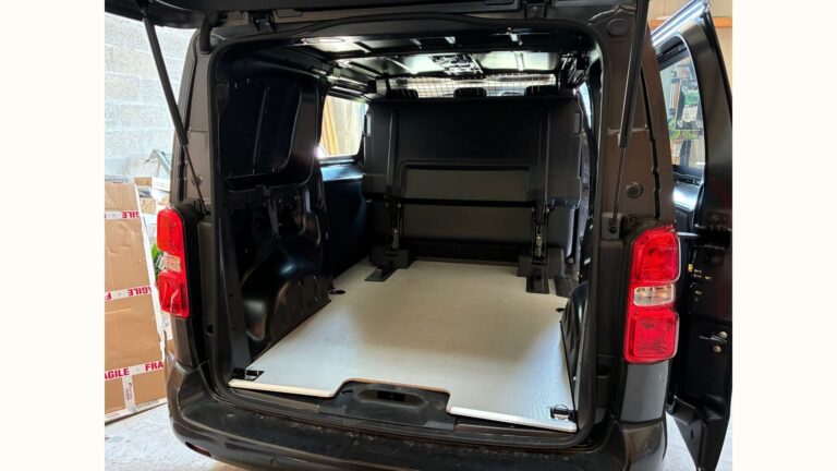 Aménagement Peugeot Expert taille M avec cabine approfondie et plancher sur mesure, prêt pour installation de rangements et accroche VTT.