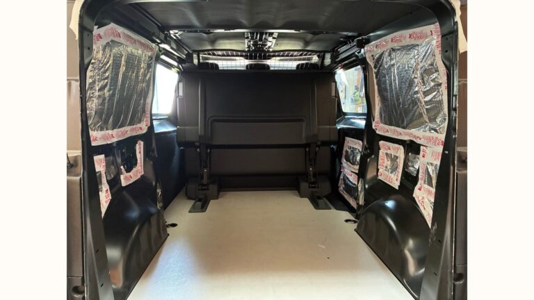 Isolation thermique en cours sur un Peugeot Expert cabine approfondie, première étape d’un aménagement sur mesure.