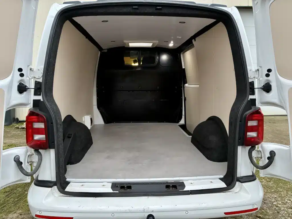 Volkswagen T6 avec habillage et plancher