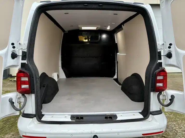 Volkswagen T6 avec habillage et plancher