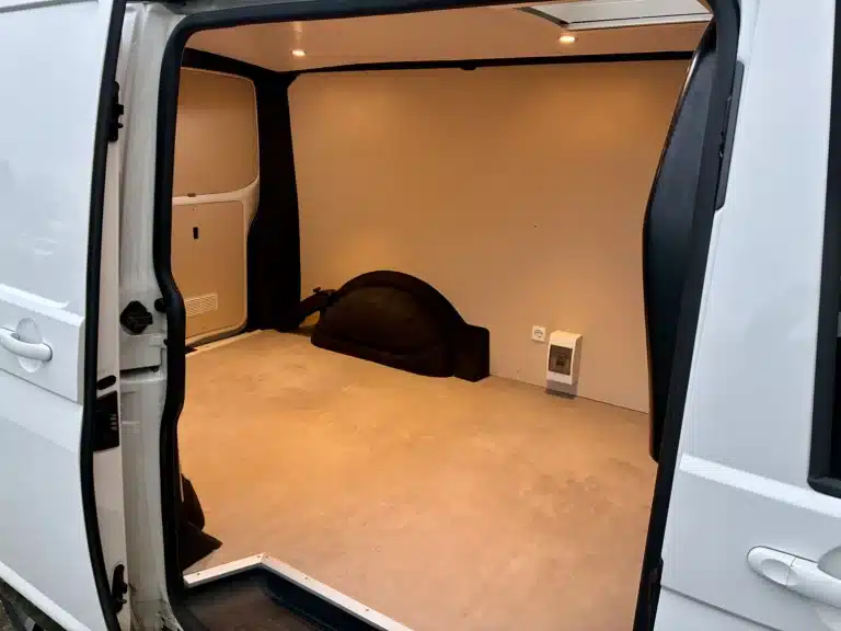 Volkswagen T6 avec habillage et plancher