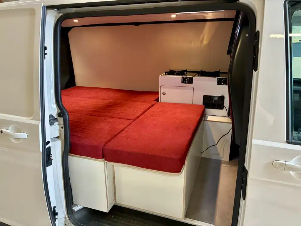 Volkswagen T6 avec couchage aménagé rouge et beige