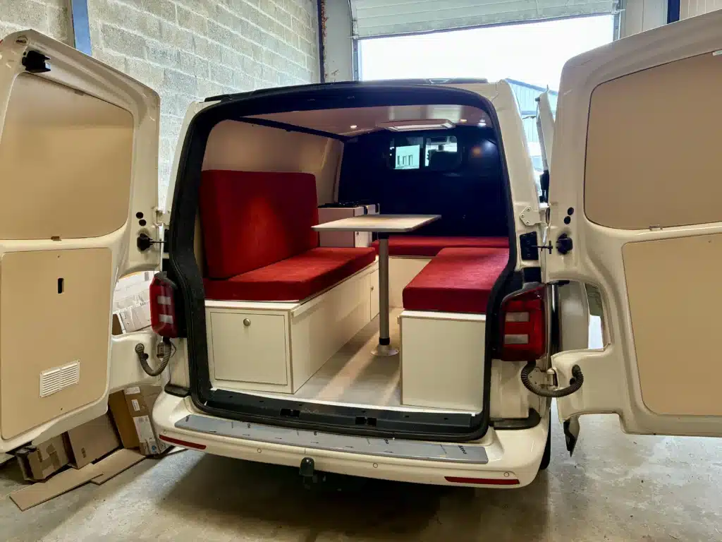 Volkswagen T6 avec couchage aménagé rouge et beige