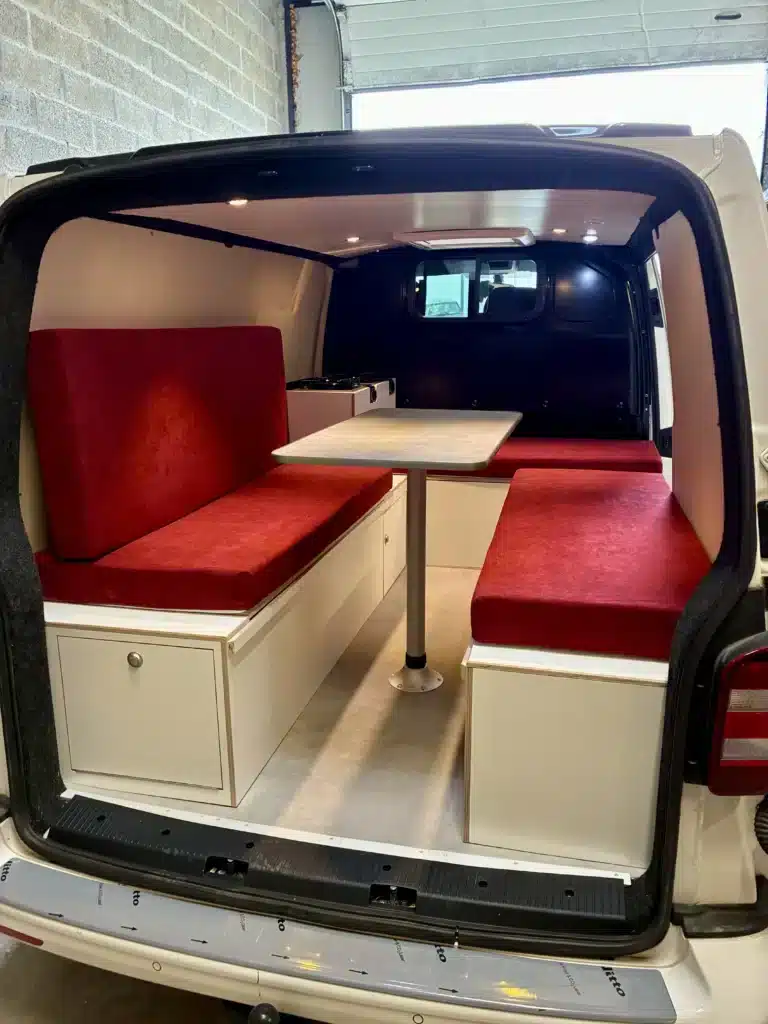 Volkswagen T6 avec couchage aménagé rouge et beige
