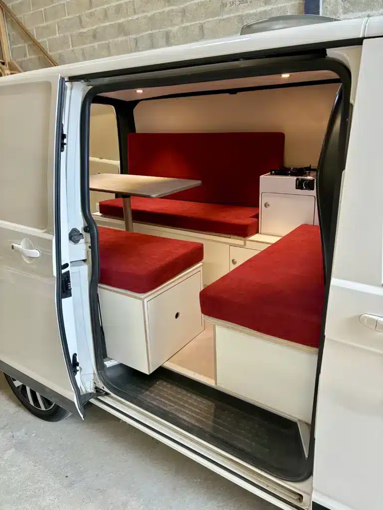 Volkswagen T6 avec couchage aménagé rouge et beige